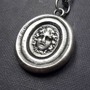 Medusa Anhänger, Antikes Wachs Buchstaben Siegel, Tassie Intaglio mit dem griechischen Gorgon.  Starke Kriegerin