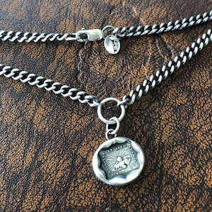 Gourmette en argent massif pour accrocher vos amulettes SWALK. 4 mm avec mousqueton.  Oxydé et poli à la main.
