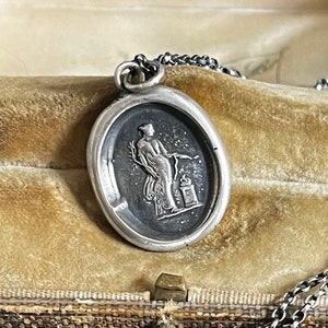 Göttin Hygieia, Göttin der Gesundheit, Sauberkeit Hygiene und seelische Gesundheit. Sterling Silber Grand Tour Buchstaben Siegel.