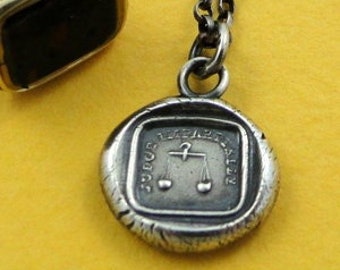 onpartijdig te oordelen..... antieke waszegel, sterling zilver, ketting, motto