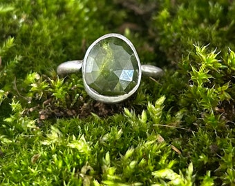 Olijfgroene Vesuvianite, sterling zilveren handgemaakte ringmaat 9/ R1/2 (VK)