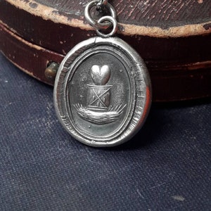 Colgante del corazón - latido del corazón. Colgante georgiano antiguo de cera con sello de letra.  Joyería de sello de cera de ley.  Colgante inteligente - Juego de palabras.