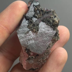 3868．新発見：モルディ・ラズベリー・ポケット産の赤みがかったピンク色のカルサイト（非貴金属鉱物）