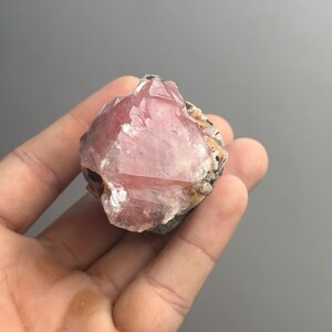 3865．新発見：モルディ・ラズベリー・ポケット産の赤みがかったピンク色のカルサイト（非貴金属鉱物）