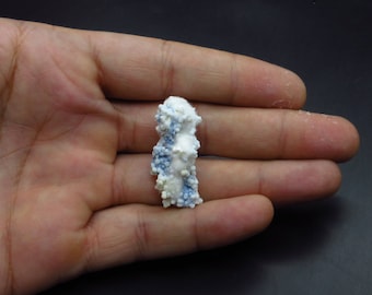 Okenita sobre calcedonia azul (piedra natural no preciosa) n.° 2696