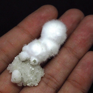 Okenit och gyrolit på prehnit (oädelstenigt naturligt mineral) #3754