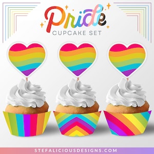 Op de afbeelding: Een Pride cupcake set met drie cupcakes, elk gegarneerd met witte frosting en een regenboog hart. De cupcake vormpjes hebben kleurrijke gestreepte ontwerpen. De tekst "Pride CUPCAKE SET" is in regenboogkleuren.