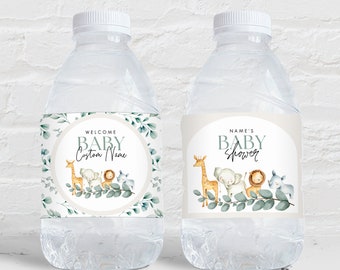 Könnte beinhalten: Zwei klare Wasserflaschen mit Babyparty-Etiketten. Auf einem Etikett steht "Welcome Baby Custom Name" mit Safari-Tierillustrationen. Auf dem anderen steht "Name's Baby Shower" mit ähnlichen Illustrationen. Beide Etiketten haben einen grünen Blattrand.