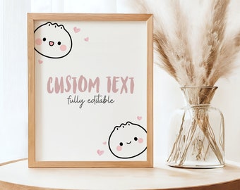 Puede incluir: Un marco con un marco de madera clara. La impresión presenta un fondo blanco con dos ilustraciones de dibujos animados de albóndigas y corazones rosas. El texto "CUSTOM TEXT fully editable" es de color malva. Un jarrón de cristal con hierba de la pampa seca está sobre una mesa de madera.