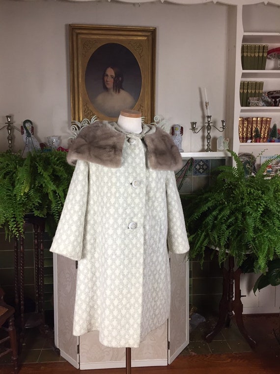 SALE Vintage 50s Fox fur Coat , 50s tan basket we