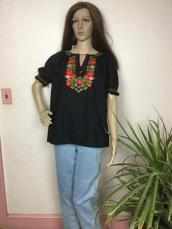 70s Embroidered Top ,Mexican Oxican hippie Boho Sh
