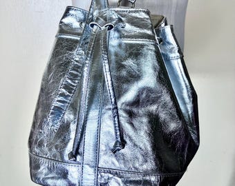 80s SILVER  Leather Metalic   purse , Crossover Handbag 1980s bucket  bag  ,