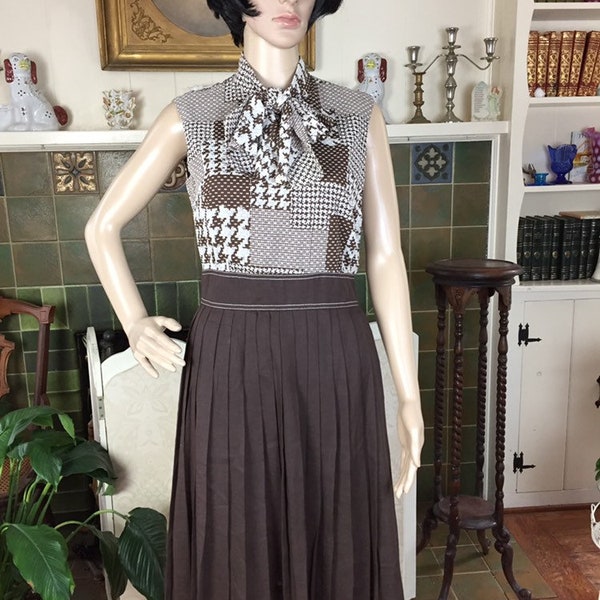 Vintage 60s dress , ascot bow neck , 60s 1960s , secretary , accordion. Skirt  brown & White , Cotton voile summer dress, SM