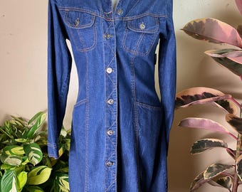 Robe en denim sombre des années 90, ajustée, boutonnée sur le devant, poches plaquées, fentes latérales