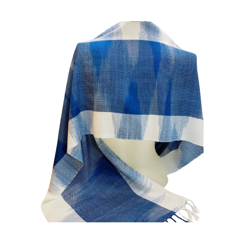 Handwoven Indigo Dye Cotton Scarf With Fring, Multi Blue Shade zdjęcie 2