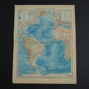 Könnte beinhalten: Eine alte Karte des Atlantischen Ozeans, betitelt "ATLANTISCHE OCEAAAN". Die Karte zeigt Landmassen in Braun und Grün, und den Ozean in Blautönen. Die Karte ist auf gealtertem Papier gedruckt. Der Titel ist auf Niederländisch.