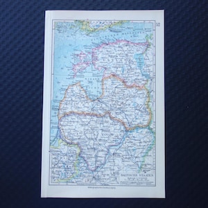 Puede incluir: Impresión de mapa antiguo de los Estados bálticos, con cartografía detallada en tonos azules, verdes y marrones. El mapa incluye características geográficas y nombres de lugares, con texto en alemán. Una pieza histórica.