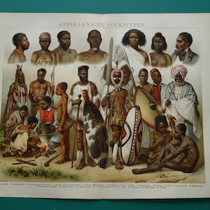 Könnte beinhalten: Eine Vintage-Illustration, die verschiedene afrikanische Menschen in traditioneller Kleidung und Accessoires zeigt. Das Bild trägt den Titel "AFRIKAANSCHE VOLKSTYPEN."