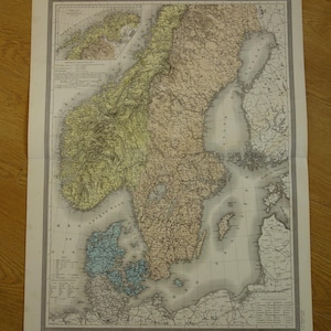 Könnte beinhalten: Eine antike Karte mit dem Titel "États Scandinaves", die Skandinavien darstellt. Die Karte zeigt die Region mit verschiedenen Farben, darunter Grün, Gelb und Blau, um verschiedene Bereiche hervorzuheben. Die Karte ist mit einem dekorativen Rahmen versehen.