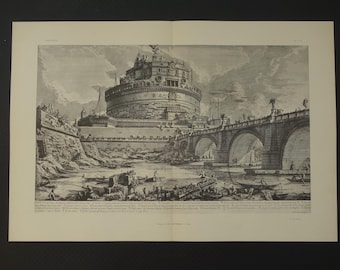 Può includere: Un'incisione in bianco e nero del Castel Sant'Angelo a Roma, Italia. Il castello è una grande struttura circolare con un ponte che conduce ad esso. L'incisione è dettagliata e mostra il castello nella sua interezza.