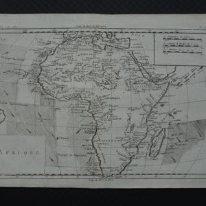 Könnte beinhalten: Antike Karte von Afrika, gedruckt mit schwarzer Tinte auf gealtertem Papier. Die Karte zeigt geografische Merkmale und Ortsnamen, mit dem Wort "Afrique" unten. Enthält Breiten- und Längengrade. Historisches Kartenmaterial.