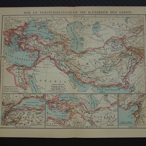 Puede incluir: Impresión de mapa antiguo titulada "Rijk en Veroveringstochten van Alexander den Groote." El mapa, con texto en holandés, representa territorios antiguos. El mapa utiliza una paleta de colores beige, rojo y azul, mostrando características geográficas.