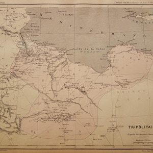 Puede incluir: Mapa antiguo de Tripolitania, con detalles geográficos y nombres de lugares. El mapa está impreso en tinta negra sobre papel envejecido, con texto en francés. Incluye el mar Mediterráneo y las regiones circundantes.