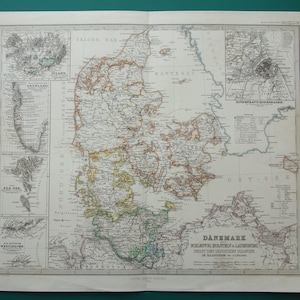 Könnte beinhalten: Antike Karte von Dänemark mit detaillierter Kartografie, die Regionen und Gewässer zeigt. Die Karte verwendet verschiedene Farben und enthält inset Karten und Text auf Dänisch, gedruckt auf gealtertem Papier.