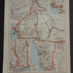 Puede incluir: Una impresión de mapa antiguo que muestra Camerún, Togo y África del Sudoeste alemán. El mapa está dividido en secciones con bordes coloreados y etiquetas de texto. El papel tiene una apariencia ligeramente envejecida.