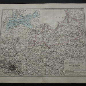 Può includere: Antica mappa della Prussia e Posen, con cartografia dettagliata e testo in tedesco. La mappa mostra regioni in tonalità di grigio, blu e rosa, con un inserto dettagliato di una città. Il titolo "Die Preussischen Provinzen Preussen und Posen" è visibile.