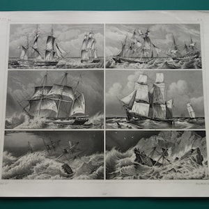 Può includere: Una stampa in bianco e nero raffigurante sei scene di velieri in mare. Le navi sono mostrate in varie condizioni, tra cui la navigazione attraverso onde burrascose e l'affondamento. La stampa ha un'estetica vintage.