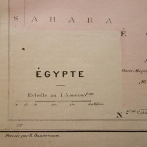 Może przedstawiać: Fragment starej mapy z wyraźnym napisem "ÉGYPTE". Mapa przedstawia Saharę i region Nilu. Skala jest oznaczona w kilometrach. Mapa jest wydrukowana czarnym tuszem na postarzanym papierze.