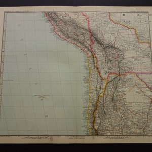 Peut inclure: Carte ancienne de l'Amérique du Sud, avec des informations géographiques détaillées. La carte utilise une palette de couleurs beige, marron, jaune et rouge pour mettre en évidence les régions et les frontières. La carte est imprimée sur du papier vieilli.