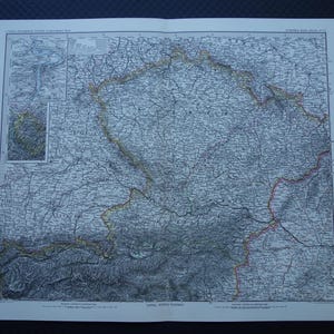 Könnte beinhalten: Antiker Karten-Druck mit einer detaillierten geografischen Darstellung einer Region, mit komplizierten Linien und Schattierungen. Die Karte ist auf gealtertem Papier gedruckt und zeigt eine Vintage-Ästhetik. Enthält kleinere inset Karten und Text.