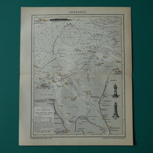 Pode incluir: Um mapa náutico vintage intitulado "Seekarte" com detalhes das regiões de Jade, Weser e Elbe. O mapa apresenta linhas de navegação, sondagens e ilustrações de faróis, impresso em papel envelhecido. Fundo verde.