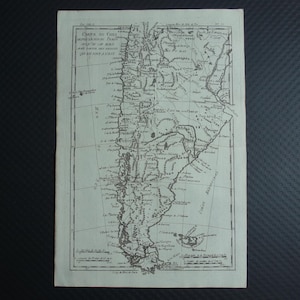 Może przedstawiać: Antyczna mapa Chile i okolic, ze szczegółowymi cechami geograficznymi i tekstem w języku francuskim. Mapa, wydrukowana czarnym tuszem na jasnozielonym papierze, przedstawia linie brzegowe, rzeki i nazwy miejscowości. Dokument historyczny.