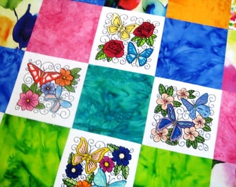 Puede incluir: Una colcha de retazos con cuadrados de colores sólidos alternados en tonos rosa, azul, verde y naranja, intercalados con cuadrados blancos decorados con ilustraciones bordadas de mariposas coloridas y diversas flores.
