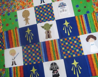 Könnte beinhalten: Eine bunte Patchwork-Decke mit gestickten Star Wars-Charakteren, darunter Yoda, Darth Vader, Prinzessin Leia, R2-D2 und Luke Skywalker. Die Decke ist in den Farben Blau, Grün, Rot, Gelb und Weiß gehalten.