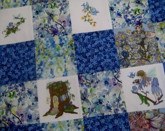 Puede incluir: Una colcha de retazos con un patrón floral azul y blanco. La colcha está hecha de cuadrados con diferentes diseños, incluyendo una casa en un árbol, un hada y un nido de pájaro.
