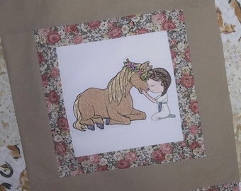 Edredón de vaquera bordado para bebé: manta de minky de patchwork hecha a mano con diseño de pony en tonos tostados, crudo y rosa para la habitación de una niña del oeste.