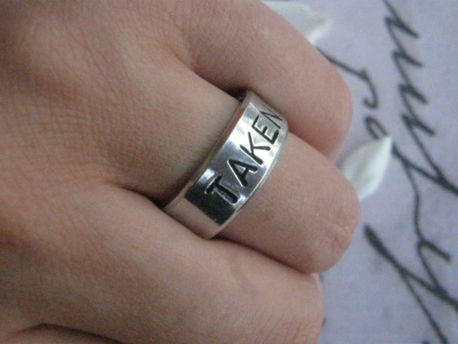 кольцо стекающее серебро. кольцо после развода. мужские обручальные кольца на руке. Take ring. Promise ring.