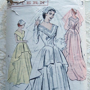 以下が含まれることがあります： ヴィンテージのButterickプリントパターン、ウェディングドレス用。パッケージには、ティアードスカートの長袖ドレスやピンクのガウンなど、さまざまなガウンを着た花嫁のイラストが描かれています。バストサイズは81cmです。