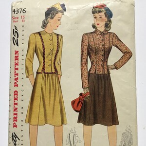Puede incluir: Patrón de costura vintage con ilustraciones de dos conjuntos. Un vestido amarillo mostaza con ribete rojo y un traje de falda marrón con una chaqueta estampada. El número de patrón es 4376, talla 15, contorno de busto 84 cm.