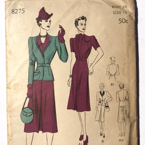 Può includere: Modello di cucito vintage con illustrazioni di moda femminile della metà del XX secolo. Il modello include disegni per abiti e completi, con dettagli come una giacca aderente, gonna e accessori. Il testo sul modello recita "8275", "BUST 34" e "SIZE 16".