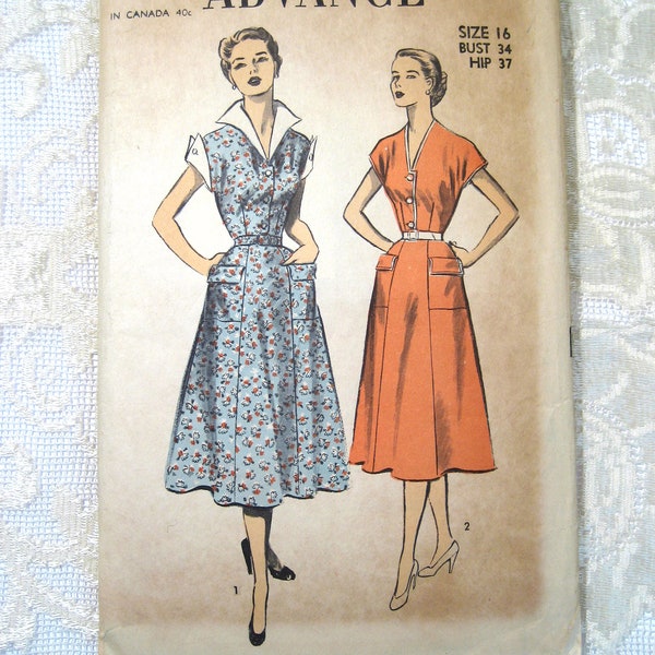 Vintage 50er Jahre Kleid. Flügelkragen, Aufklappbare Ärmelmanschette. Voraus Schnittmuster 5784. Größe 16 Büste 94 cm