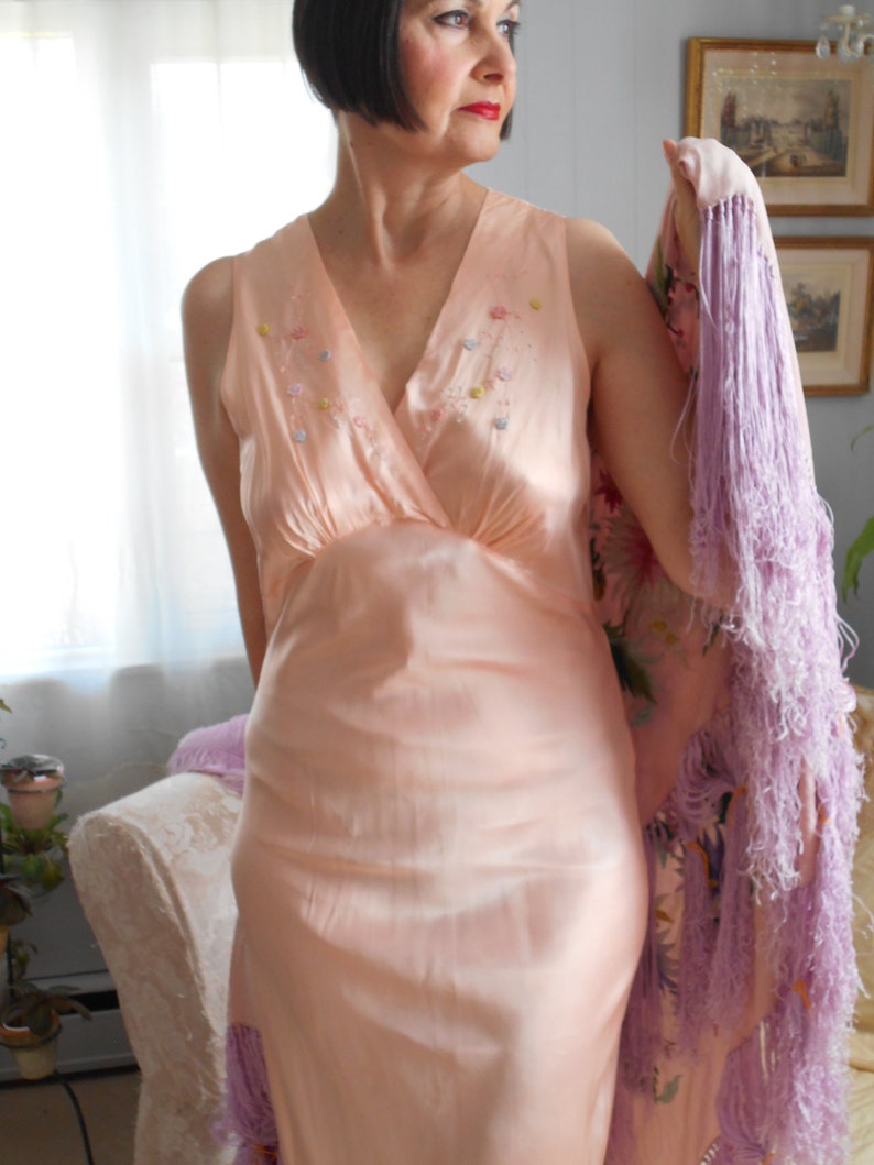 Embroidery 1940/'s Peach SilkSatin Goddess Nightgown with Pastel Felt Flowers