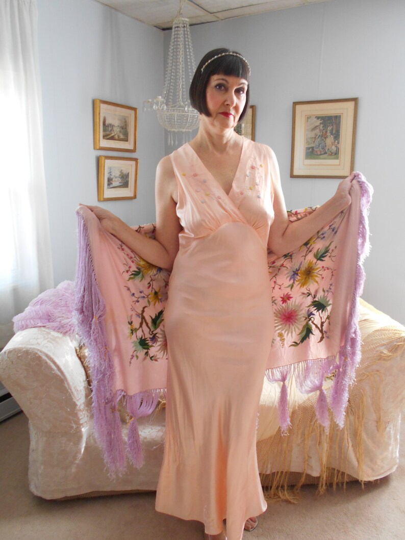 Embroidery 1940/'s Peach SilkSatin Goddess Nightgown with Pastel Felt Flowers