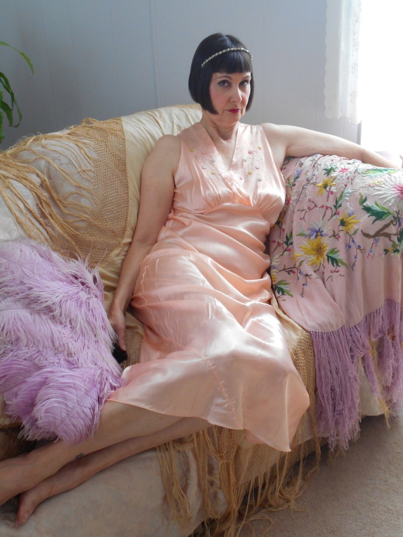 Embroidery 1940/'s Peach SilkSatin Goddess Nightgown with Pastel Felt Flowers