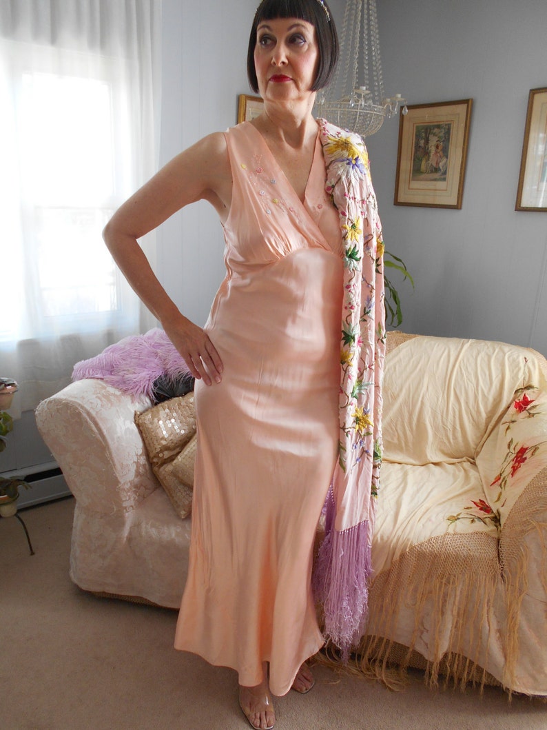Embroidery 1940/'s Peach SilkSatin Goddess Nightgown with Pastel Felt Flowers