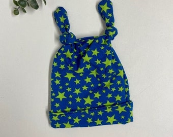 Baby Knötchen Mütze aus Jersey-Gr. 56 -Blau / kräftiges Grün- Sternen- Unisex -  Ideal für den Frühling